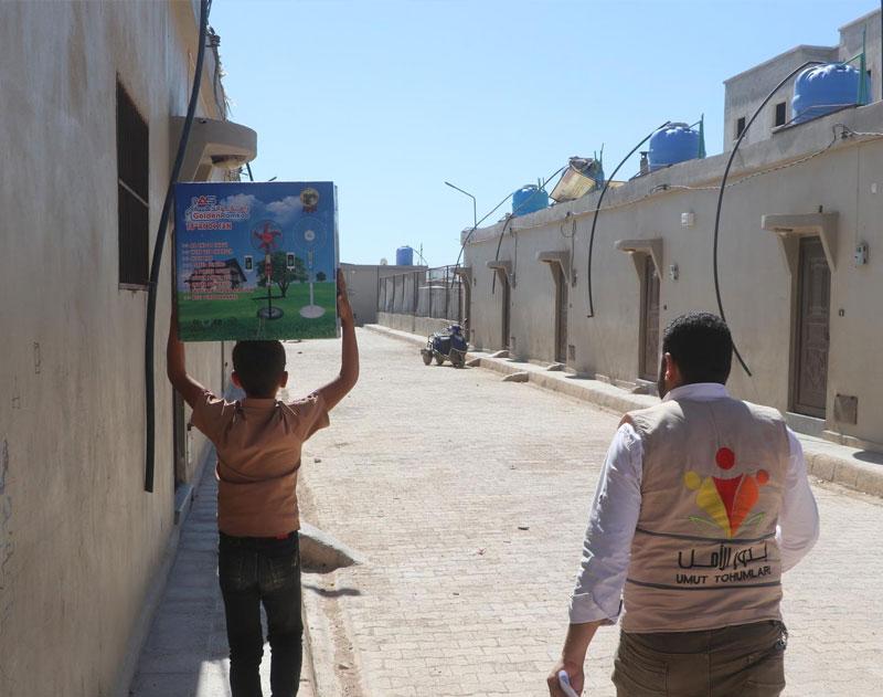 توزيع المراوح على بعض المحتاجين في الشمال السوري تزامناً مع موجة الحر الشديدة